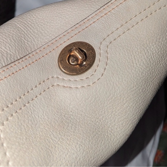 Coach Chelsea - Picture 7 of 12